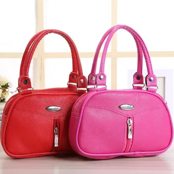 Майките на средна възраст и възрастните хора купуват нови чанти, модерни чанти, дамски чанти с цип, портфейли и чанти