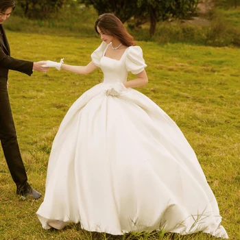 Стилен прост сатен къс ръкав Класическа бална рокля Бяла сватбена рокля без презрамки лък Персонализиран корсет стил за сватба