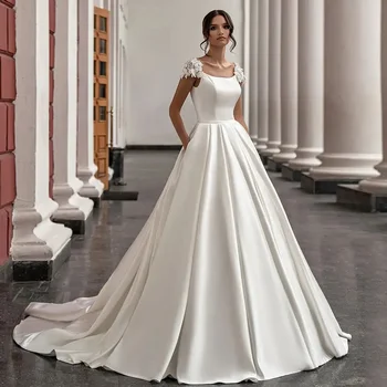 Персонализирана красива сатенена сватбена рокля 2023 Капачка ръкав лъжичка врата цветя линия булчинска рокля с джобове халат De Mariee