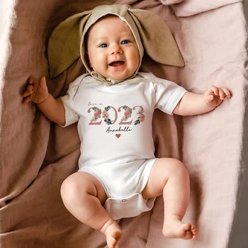 Бебета момичета, родени през 2023 г. babygrow ританки жилетка бебе болница прибиране у дома облекло персонализирано боди подаръци за бебе