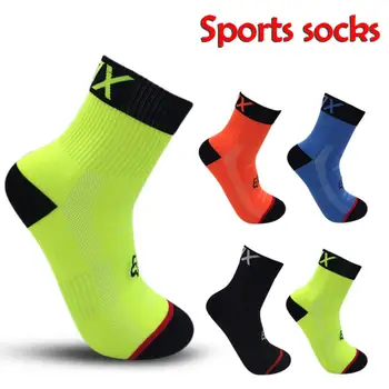 Колоездачни чорапи Дишаща Sweatproof Открит Running Катерене Ridding чорапи Найлон спортни консумативи за мъже коляното високо чорапи