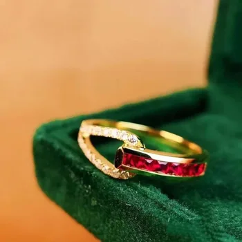 Оригинален дизайн Жълто злато Цвят Геометричен пръстен Bling Red AAA Циркон камък Деликатен опашка пръстен момиче сватба булчински бижута