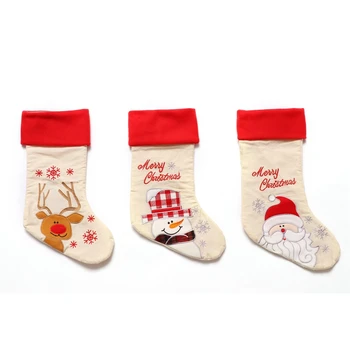 Коледни чорапи, класическа празнична украса и подаръчник чанта за бонбони